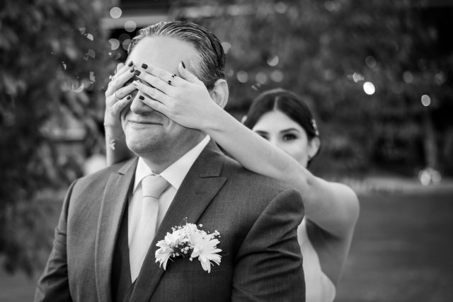 Captar este momento es uno de mis favoritos en las sesiones de boda. El momento en que el novio ve a su novia con el vestido blanco por primera vez 🤩🧡

📸 ¿Se acerca tu boda y aún no tienes fotógrafa? Escríbeme o entra al link en bio y agenda tu fecha para tu boda en Guadalajara.
.
.
.
#bodasguadalajara #fotografodebodasgdl #bodasjalisco
#fotografobodas #fotosgdl
