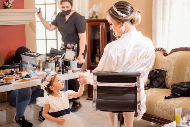 El getting ready es mucho más que peinado y maquillaje. Son las risas con tus personas favoritas, la ayuda de tu mamá y amigas, los nervios antes de verte al espejo🪞

Es el inicio de una historia que merece ser recordada con la misma emoción que el resto del día.

¿Cuál fue tu momento favorito antes de caminar al altar? 💍
.
.
.
#FotografaDeBodas #GettingReady #BodasGDL #BodasGuadalajara #FotografiaDeBodas